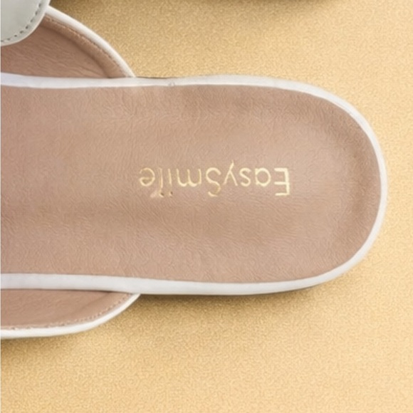 ❤️Easy Smile- White Mules with Gold Chain Size 7 - Picture 3 of 8